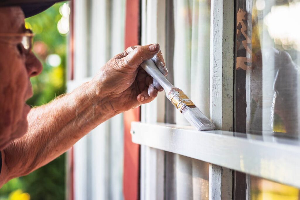 Holzfenster streichen Kosten So viel kostet der Profi
