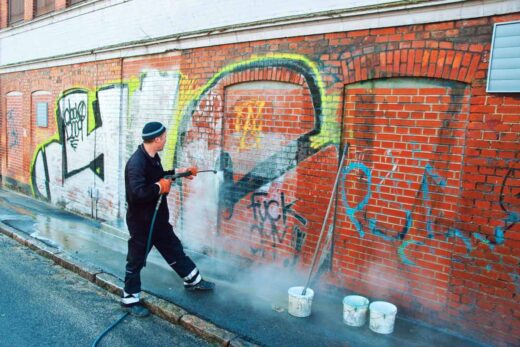 Graffiti-von-Hauswand-entfernen